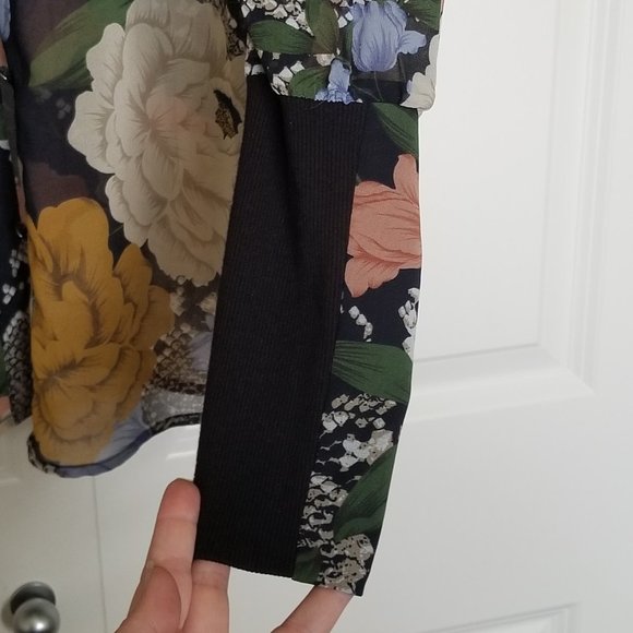 EUC CAbi Snake Charmer Blouse Size Medium - Picture 5 of 6